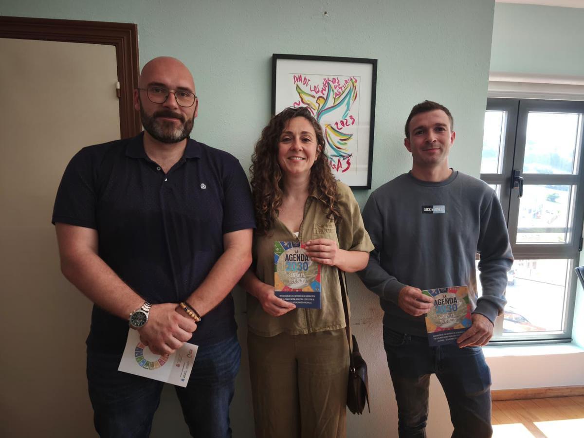 Francisco López, Celtia Traviesas y Antonio Varela en el Ayuntamiento santallés.