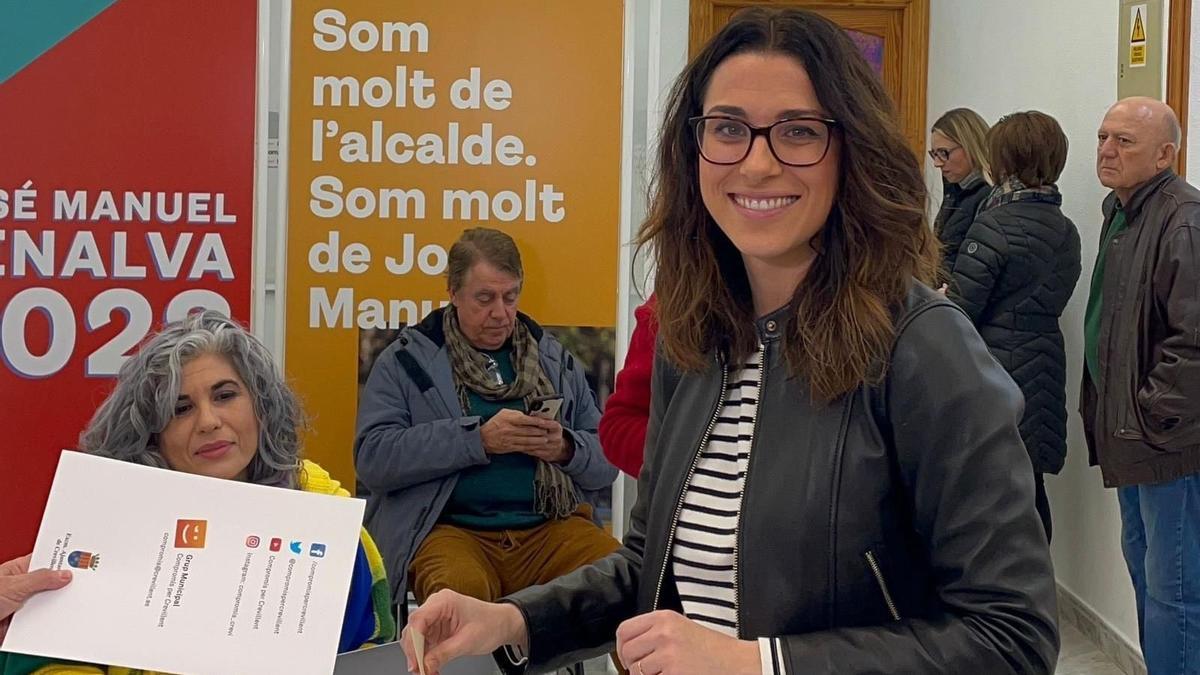 Aitana Mas en el momento de depositar su voto en las primarias.