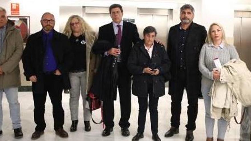 Familiars d&#039;algunes víctimes ahir al Congrés, després de la votació