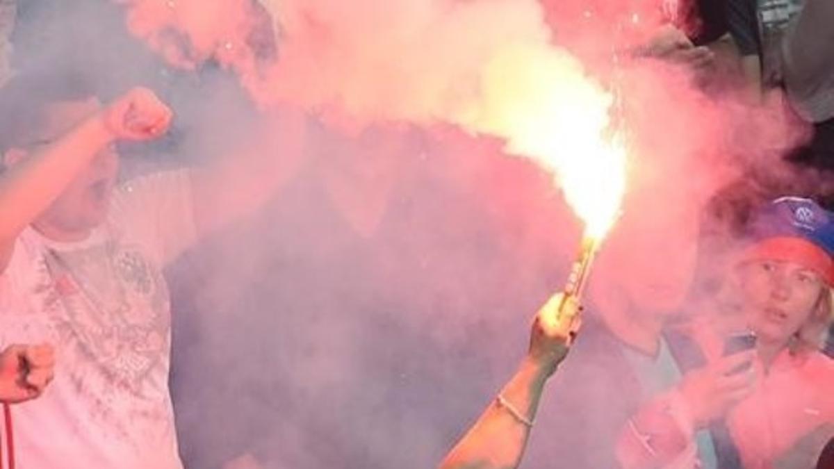 Un aficionado ruso con la bengala que ha introducido en estadio de Lille en el partido frente a Eslovaquia.