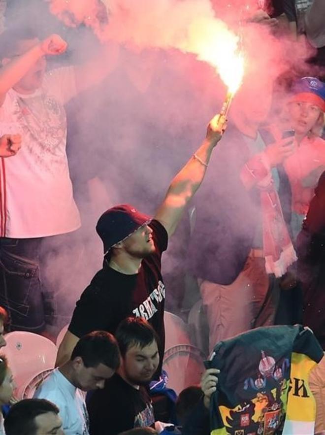 Un aficionado ruso con la bengala que ha introducido en estadio de Lille en el partido frente a Eslovaquia.