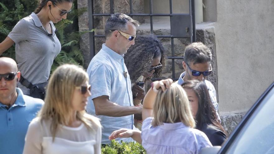 Michelle Obama zwischen ihren Gastgebern und Leibwáchtern auf Mallorca.