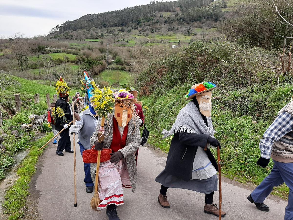 Los Mazacaraos invaden Rozaes para recuperar una tradición que goza de buena salud: el Domingo´l Gordu de la parroquia, en imágenes