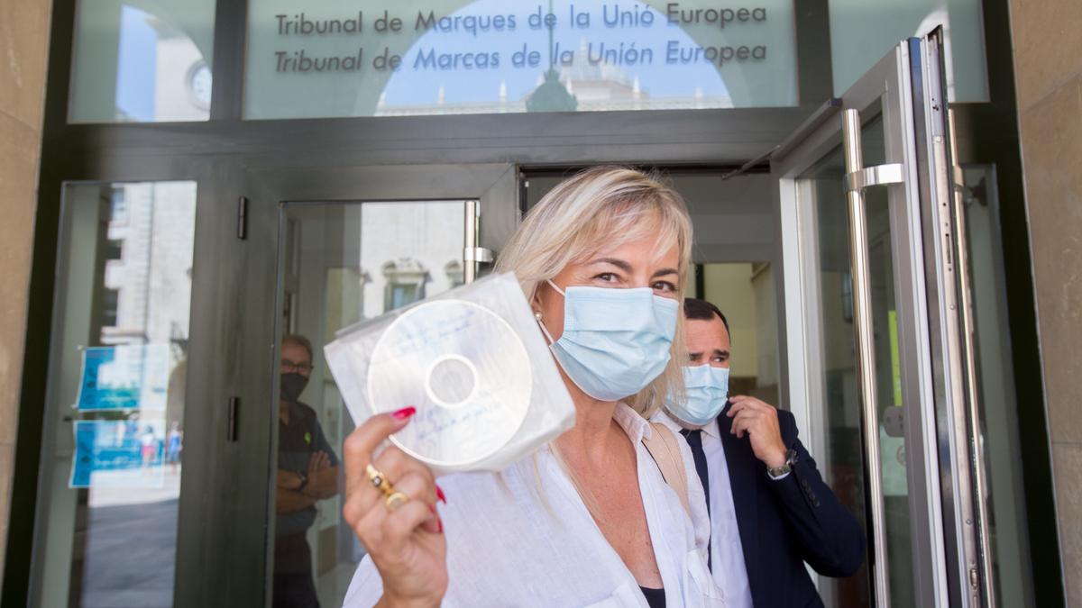 La exalcaldesa de Alicante, Sonia Castedo, saliendo de la Audiencia el día que le notificaron su absolución por el PGOU.