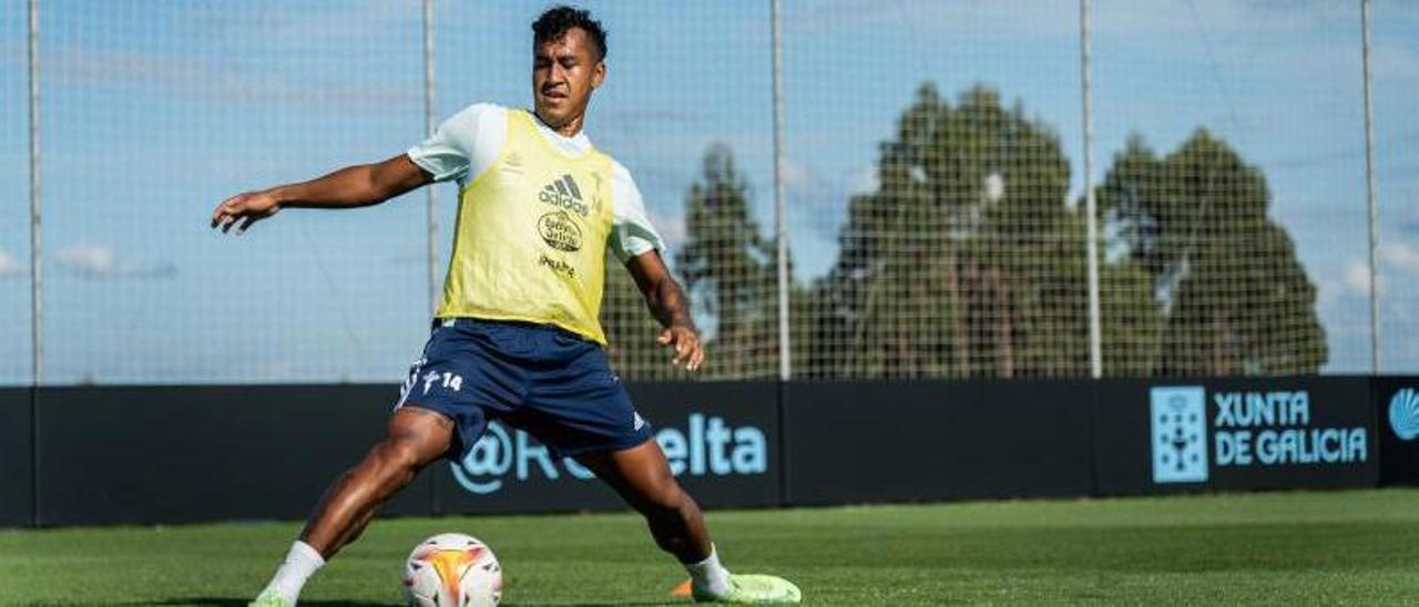 Renato Tapia controla un balón durante un entrenamiento en la Ciudad Deportiva Afouteza.