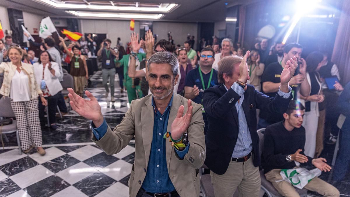 El candidato de Vox en Barcelona, Gonzalo de Oro Pulido, celebra los resultados de su formación el 28M.