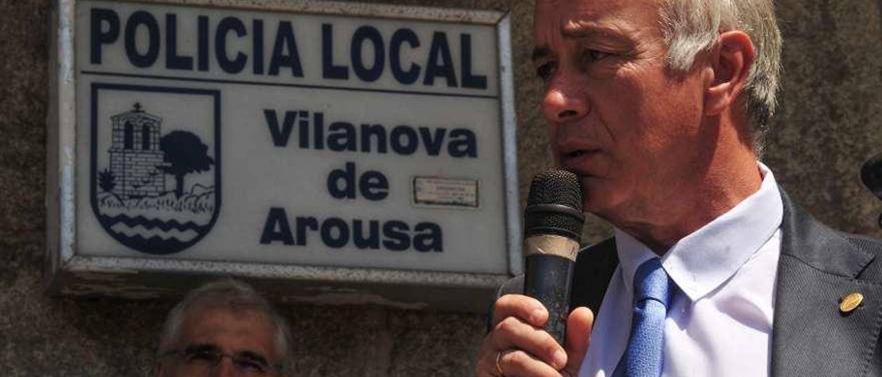 Gonzalo Durán ante la sede de la Policía Local de Vilanova de Arousa. // Iñaki Abella