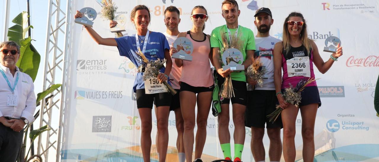 Podio mixto con los ganadores y ganadoras de la media maratón de Formentera.