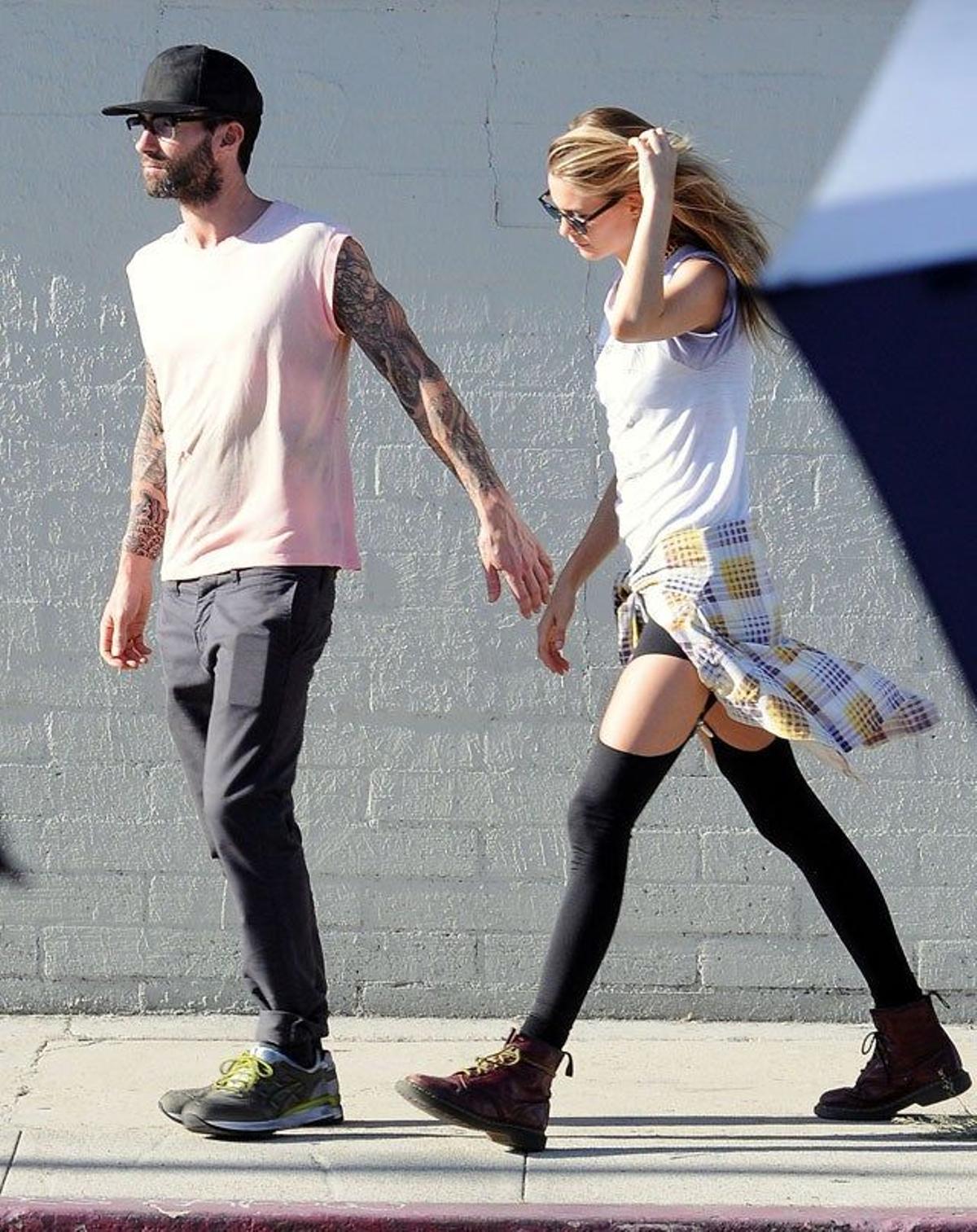 Behati Prinsloo y Adam Levine