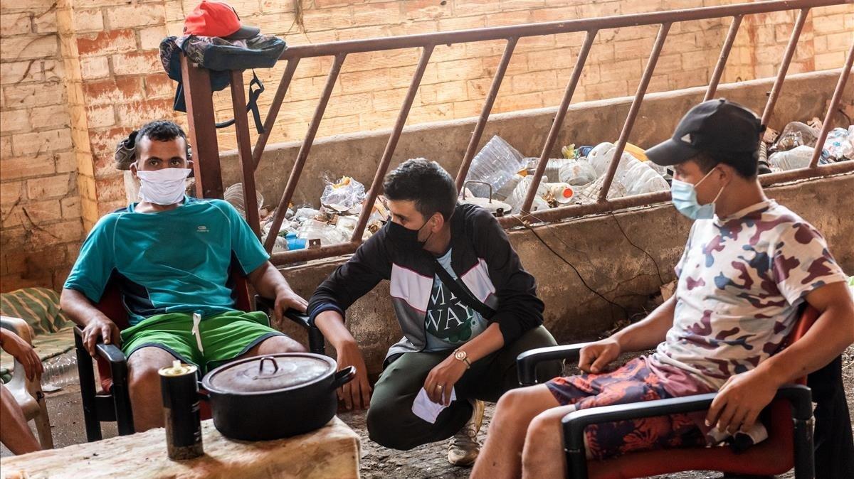 Mostafà, Alí y Issam son algunos de los jóvenes que viven en este espacio abandonado del Baix Segrià, esperando un trabajo en el campo que no han conseguido.