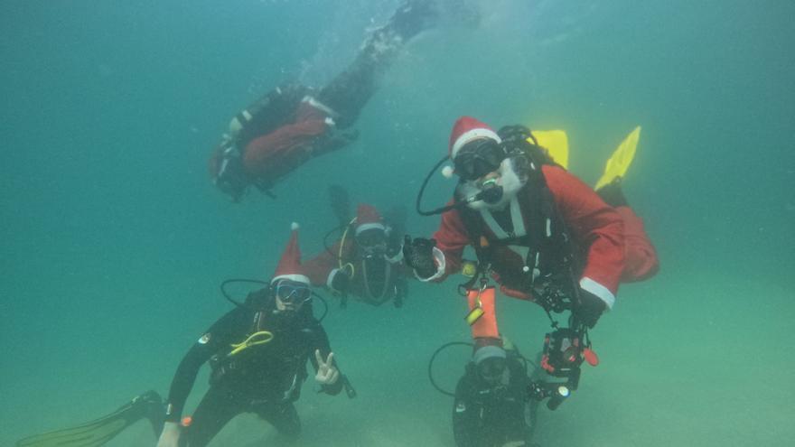 Papá Noel se sumerge en el paraíso de la Ría de Aldán