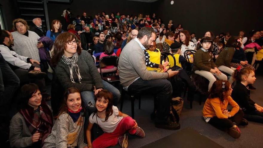 Xesús y Lolina, pajes del Anguleru, visitan la Factoría