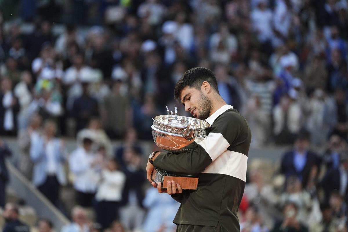 Carlos Alcaraz posando con el trofeo de Roland Garros