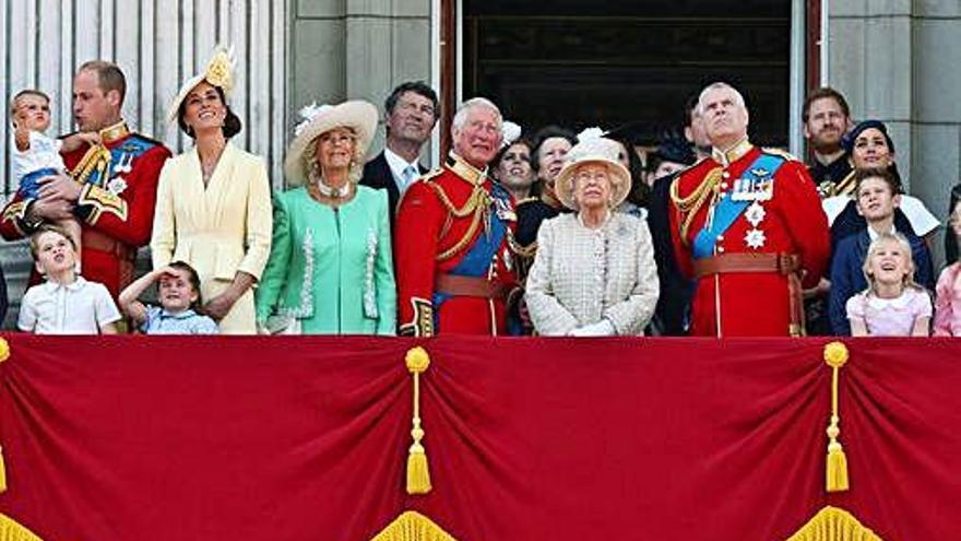 La familia real británica al completo preside el desfile.