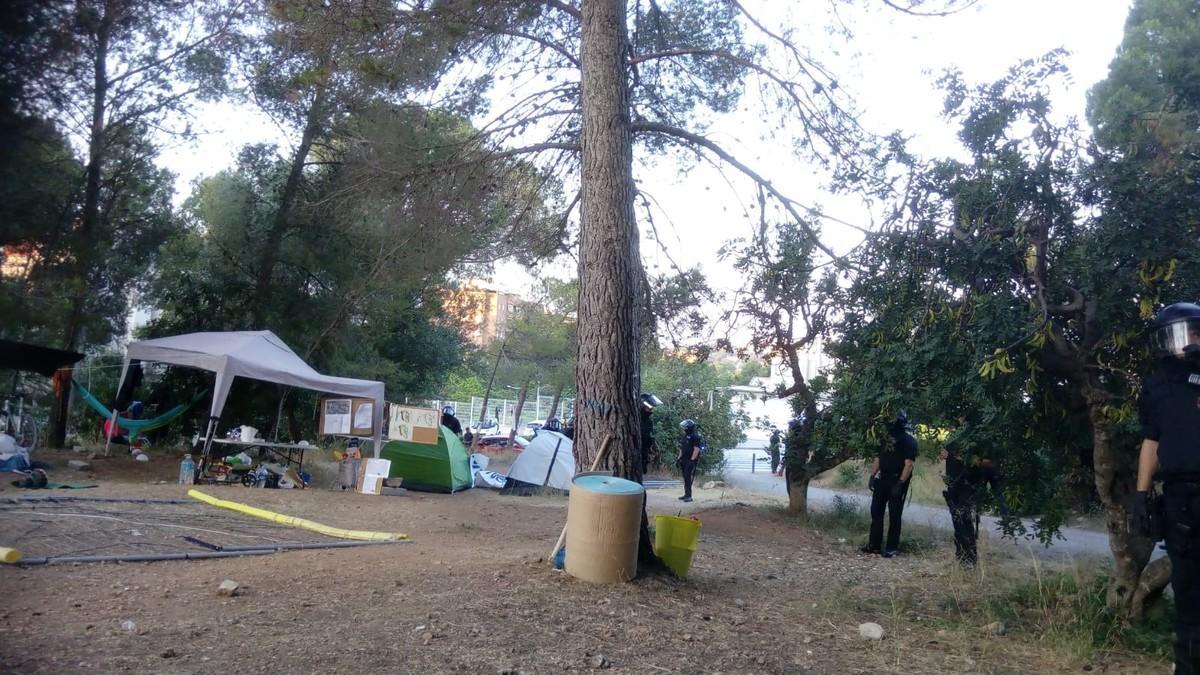 Agentes de la policía desalojan a los acampados en la pineda del Castell, en Castelldefels.