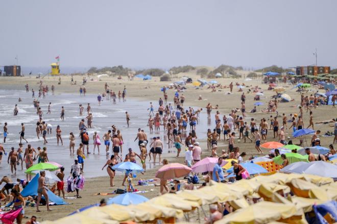 Jornada de intenso calor en Playa del Inglés (17/07/25)