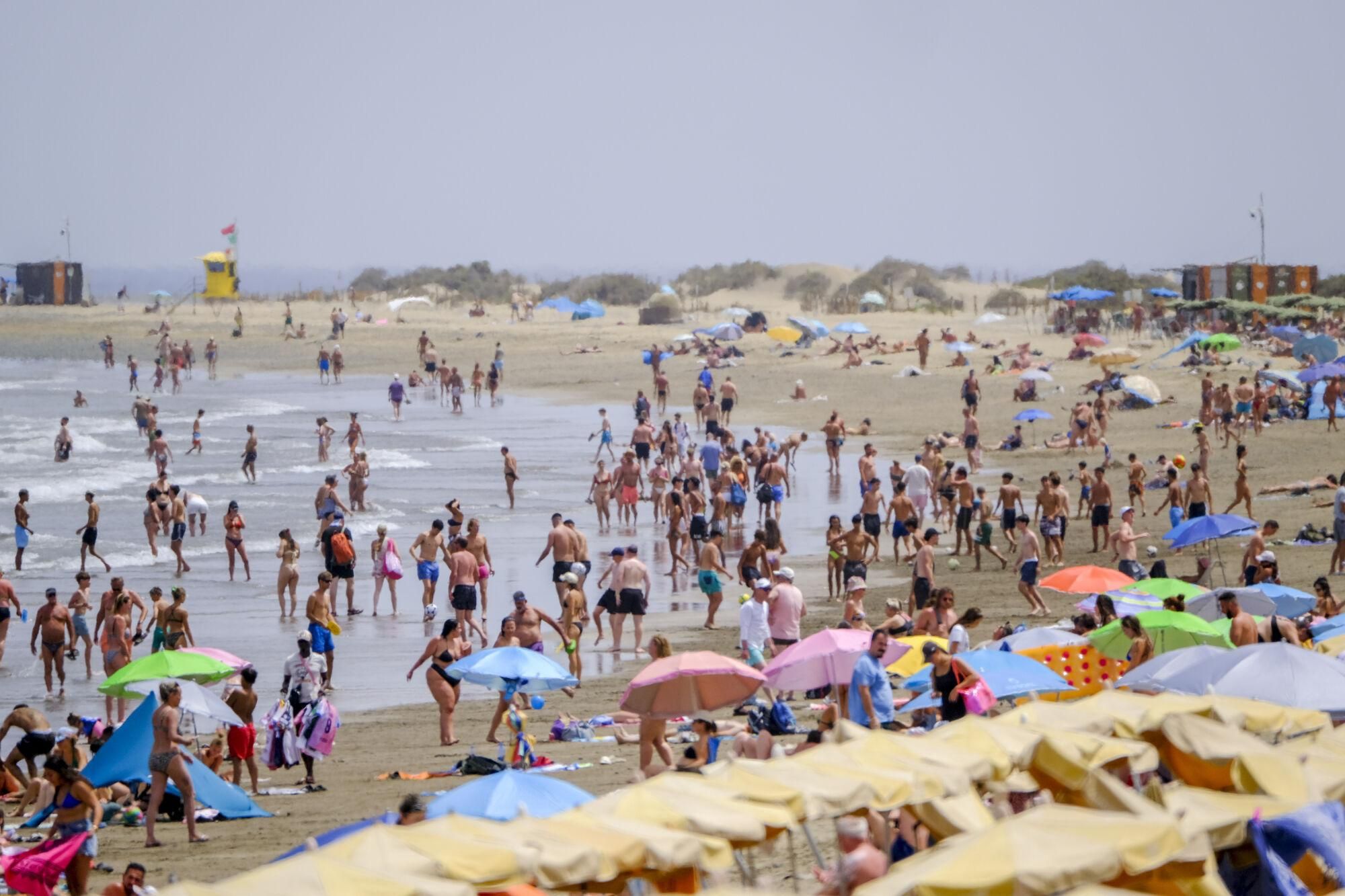 Jornada de fuerte calor en Playa del Inglés (17/07/25)