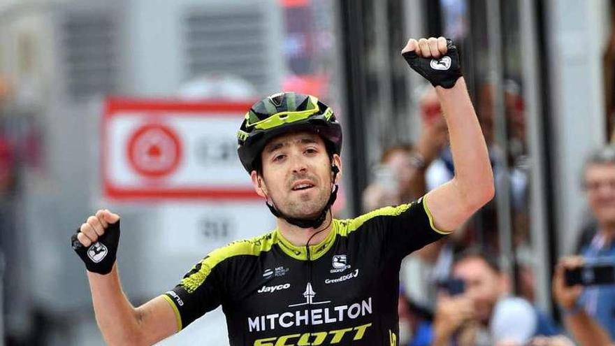 Mikel Nieve celebra su victoria en el puerto de Cervinia. // Efe