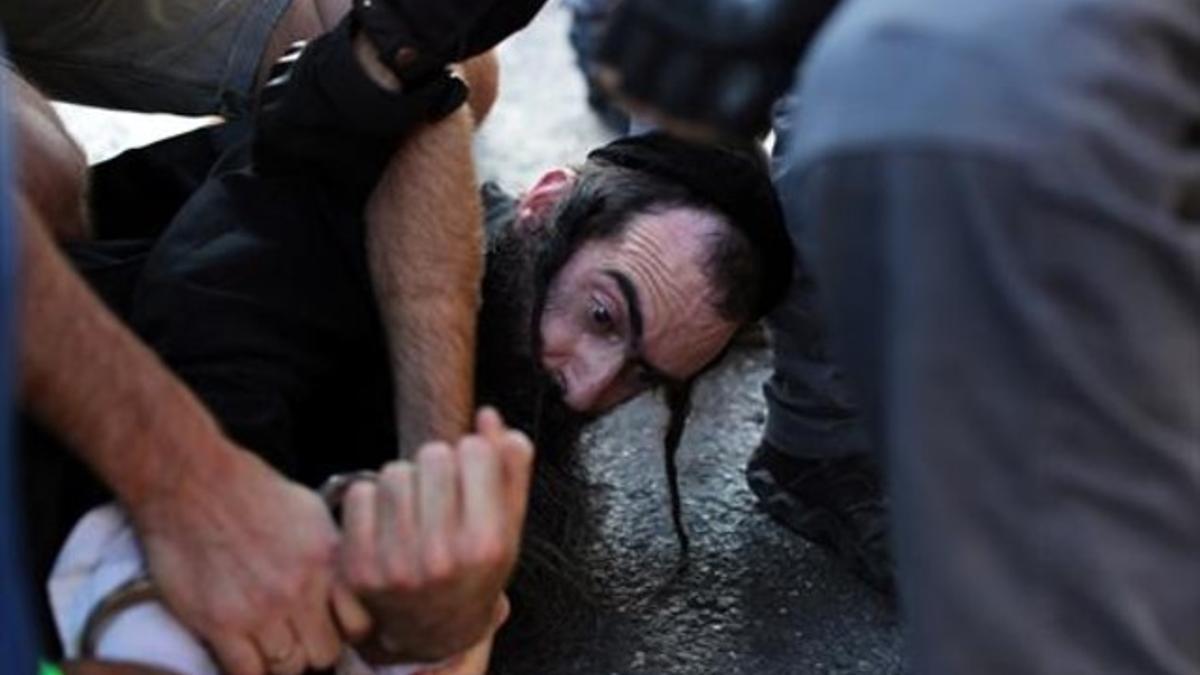 El agresor, Yishai Shlissel, en el momento de ser detenido en Jerusalén.