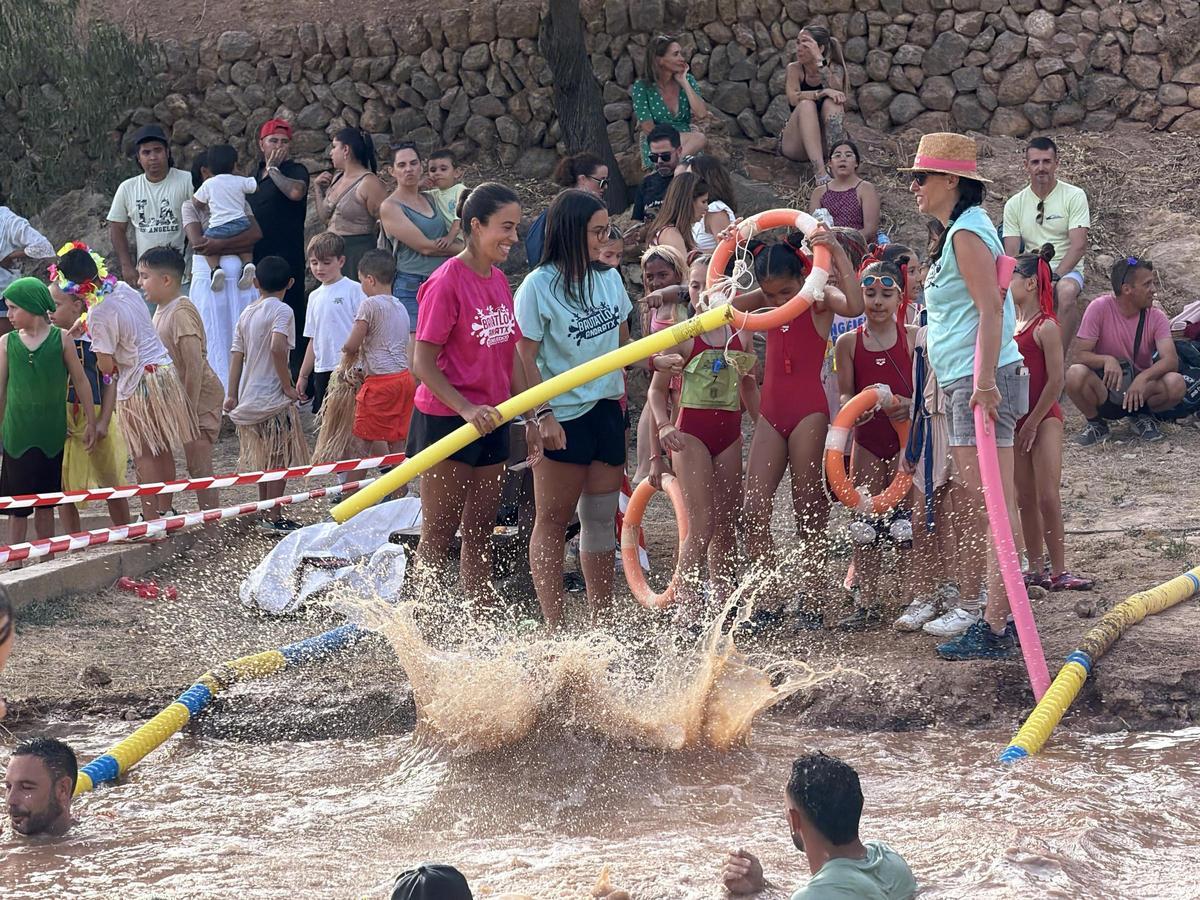 La Brutatló Kids reúne a 240 jóvenes en una tarde de deporte, barro y diversión en Andratx
