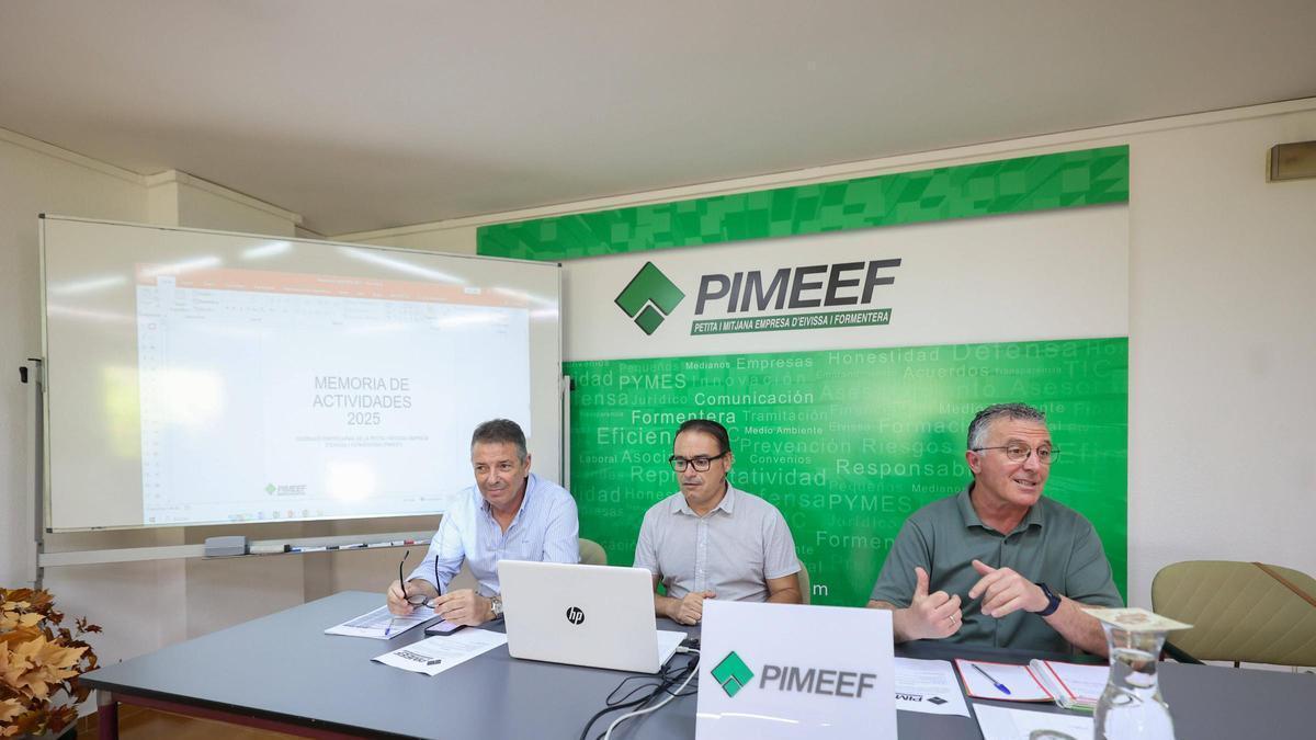 De izquierda a derecha: Vicent Tur, Toni Bonet, y Alfonso Rojo, durante la Asamblea General.
