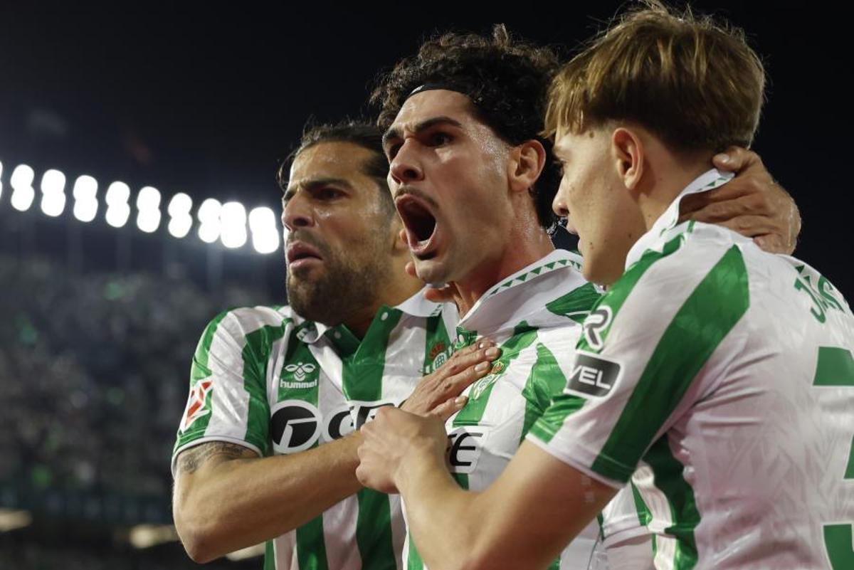 El centrocampista del Betis Johnny Cardoso, celebra su gol contra el Sevilla