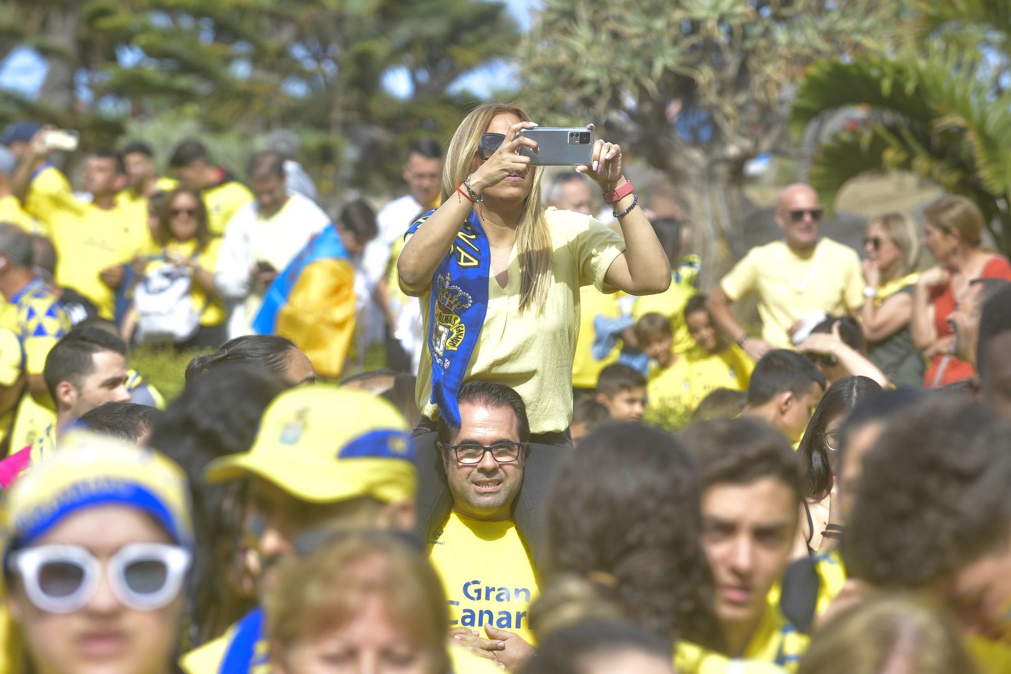 La afición recibe a la guagua de la UD Las Palmas en Fondos de Segura