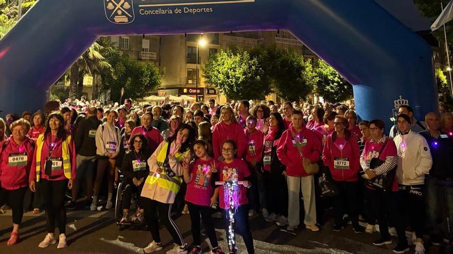Más de 1.300 personas alumbran de rosa Cangas