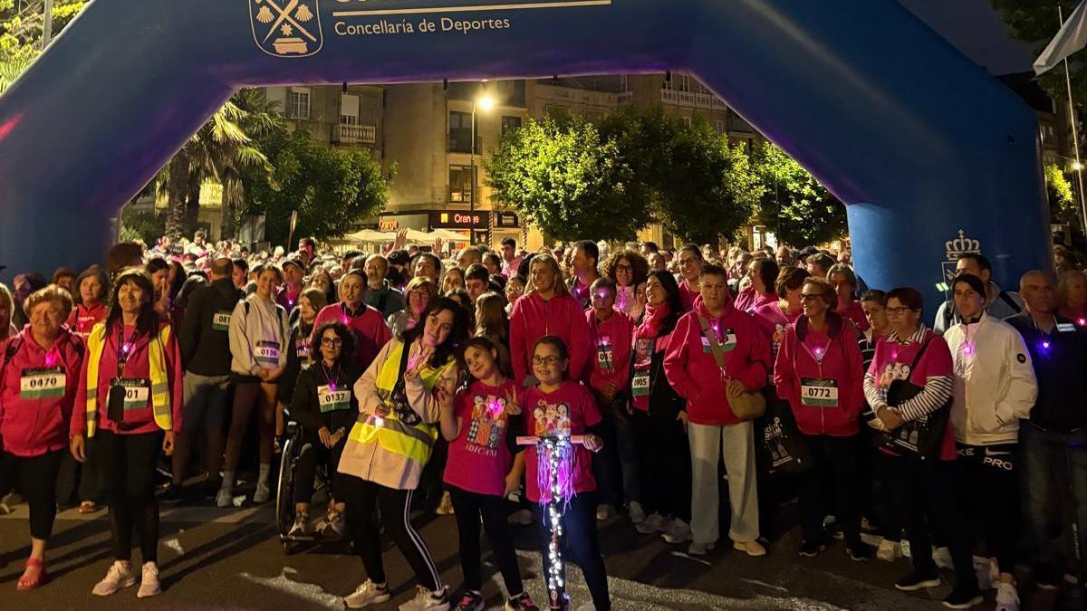 Más de 1.300 personas alumbran de rosa Cangas