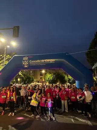 Más de 1.300 personas alumbran de rosa Cangas