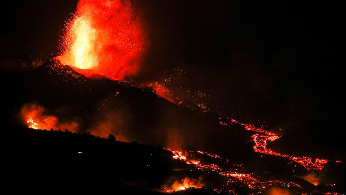 Una boca eruptiva expulsa lava y piroclastos en la zona de Los Llanos, en La Palma.