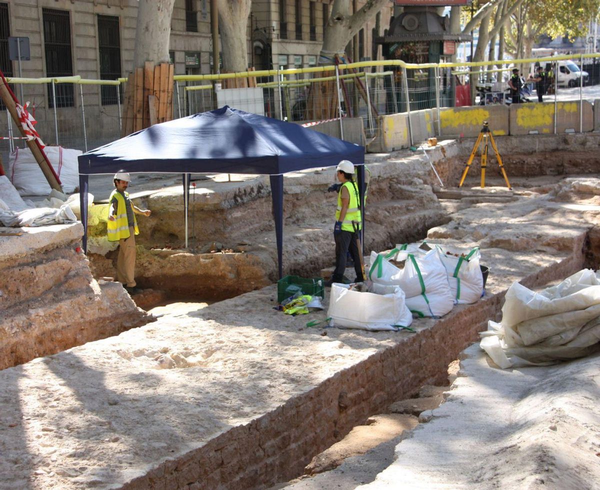 Les obres de la Rambla destapen 50 metres de muralla medieval Les obres de la Rambla destapen 50 metres de muralla medieval