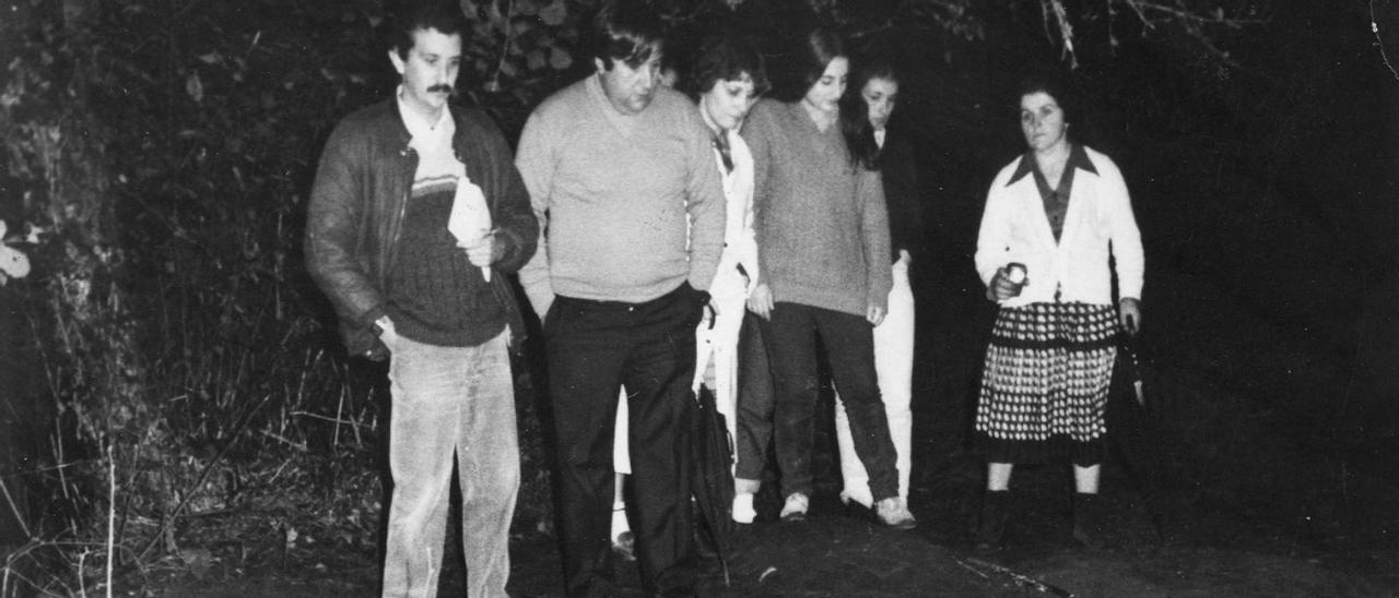 Vecinos en el lugar donde apareció enterrado el cuerpo de Rosa María Juncal, en Marín, en diciembre de 1982..