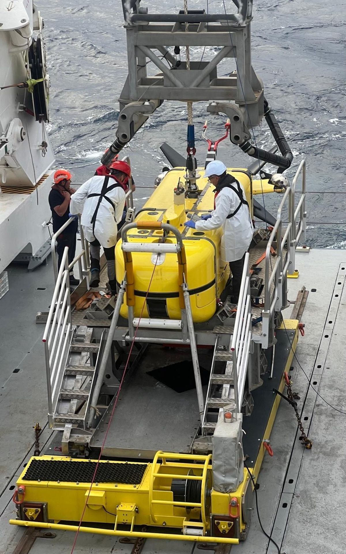 El robot «UlyX», antes de sumergirse en el océano