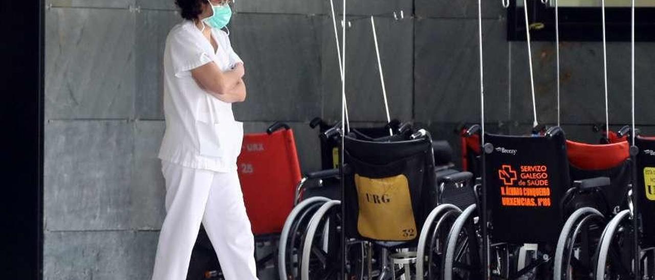 Una enfermera en la entrada de urgencias del hospital Álvaro Cunqueiro el 21 de marzo. // R. Grobas