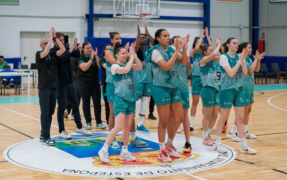 Así cerraban las jugadoras esteponeras la competición regular, con aplausos a una grada entregada hasta en los momentos más difíciles.