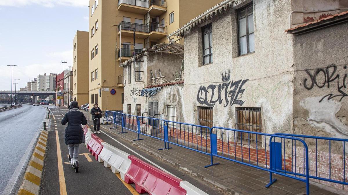 Acera cortada al tránsito hace más de dos años por el estado de ruina de un edificio contiguo