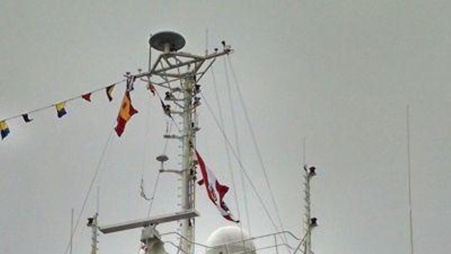 Momento del izado de la bandera peruana en el buque.