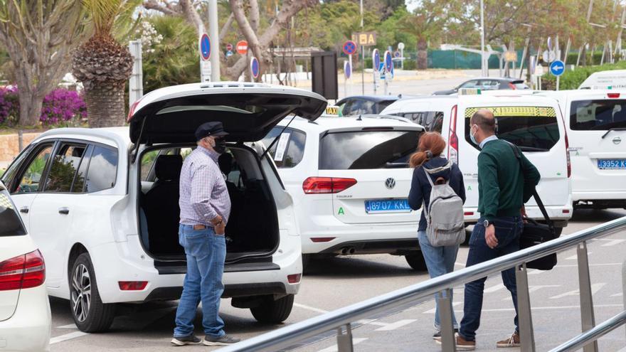 Dos usuarios suben a un taxi en la parada del aeropuerto de Eivissa. | VICENT MARÍ