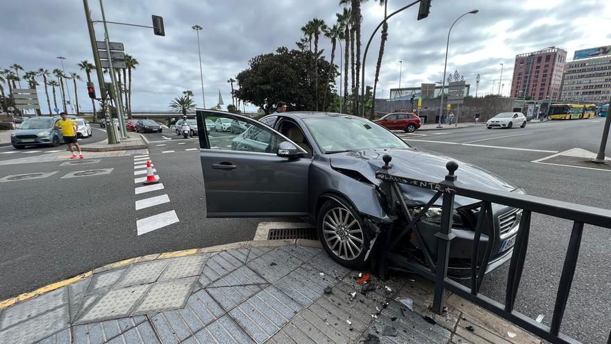 Aparatoso accidente en Las Palmas de Gran Canaria por mirar el móvil