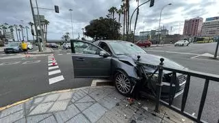 Aparatoso accidente en Las Palmas de Gran Canaria por mirar el móvil