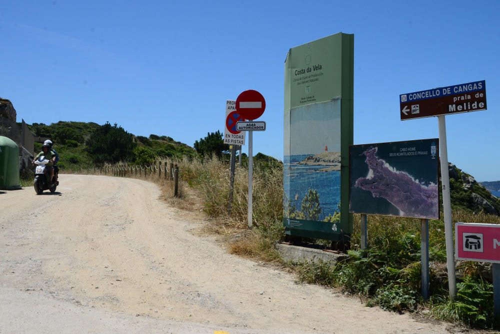 Hubo problemas de aparcamiento en la general de Viñó y quejas porque la presencia de peatones iba a acabar en atropellos.