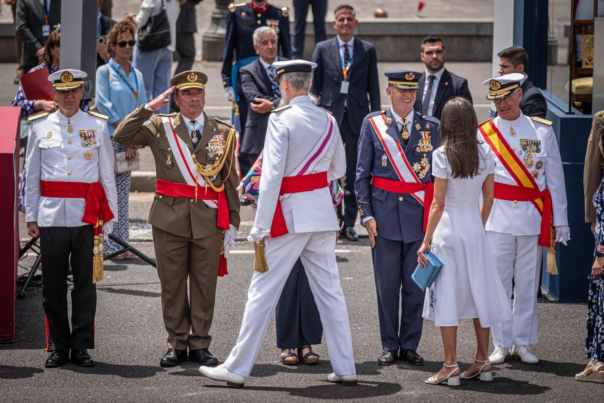 Las mejores imágenes del desfile militar de las Fuerzas Armadas en Tenerife con la presencia de Sus Majestades los Reyes