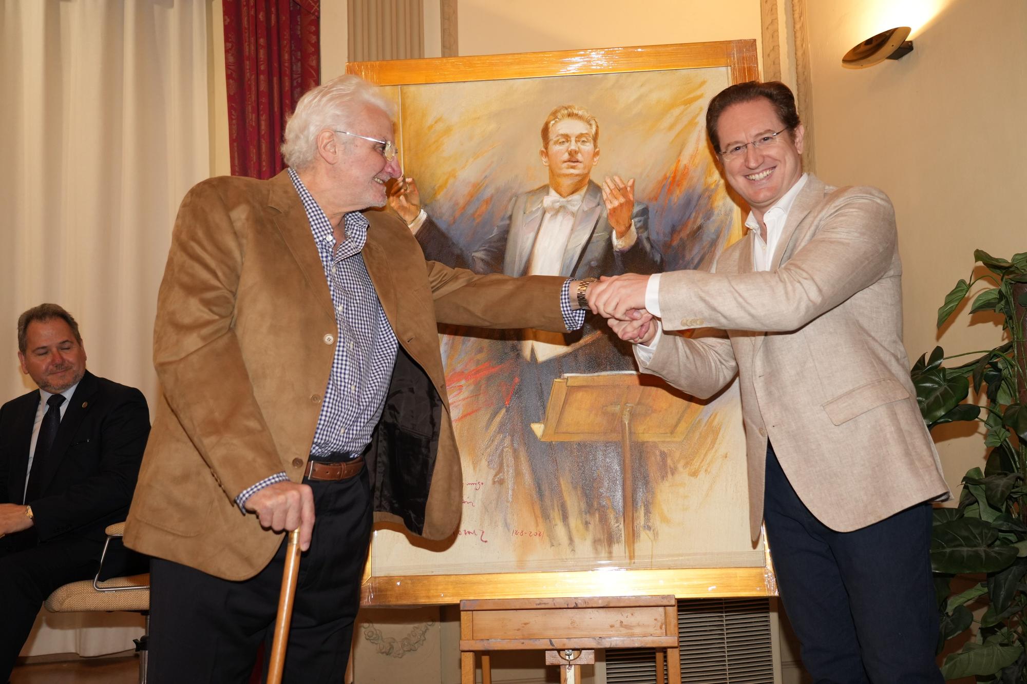 El pintor Forner entrega su retrato al maestro Tebar en el Casino Antiguo de Castelló