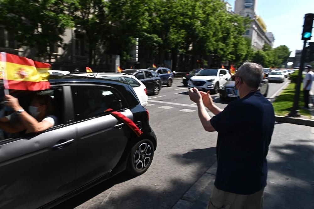 Cientos de personas secundan la protesta de Vox.