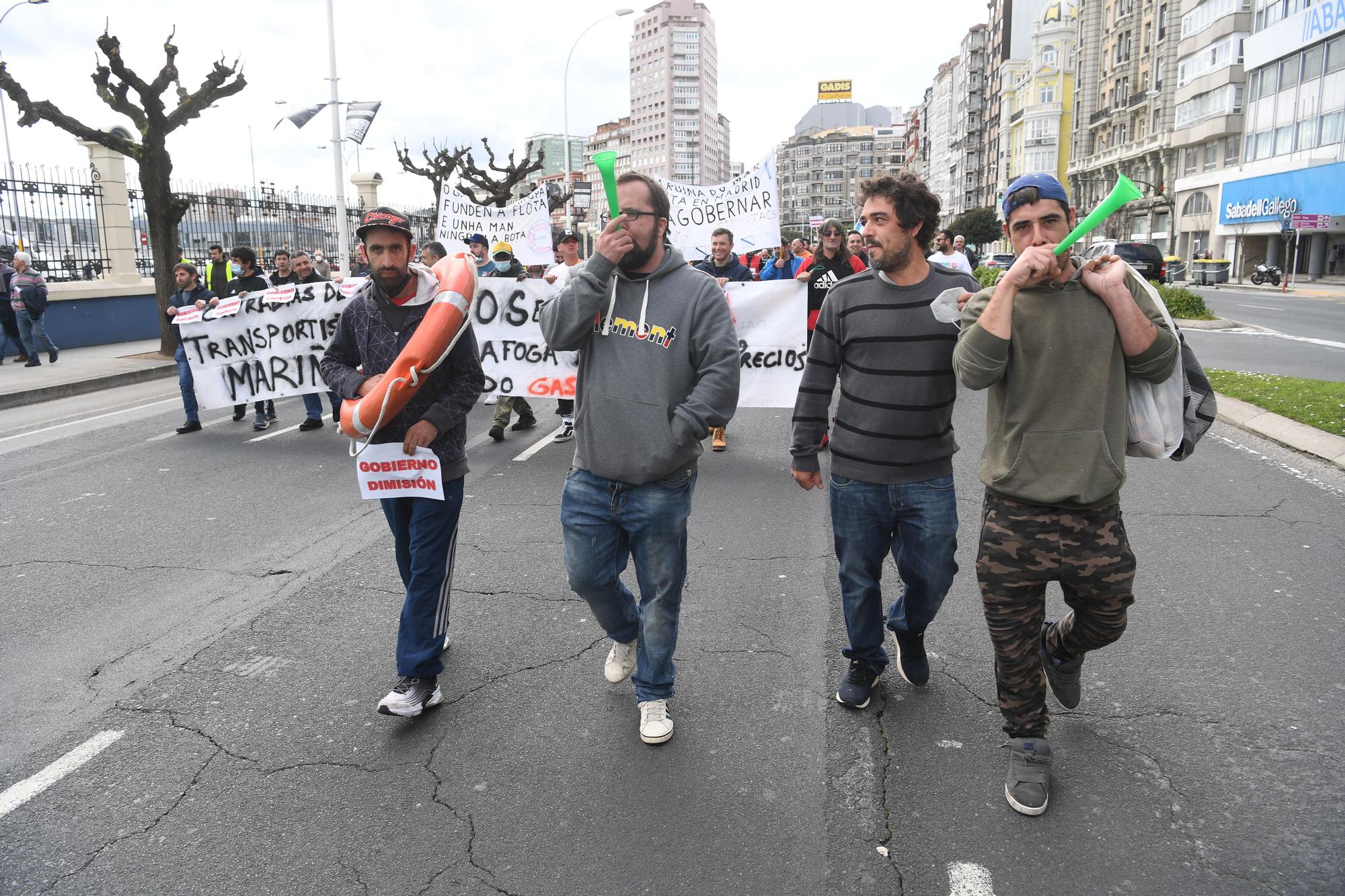 Más de 200 transportistas salen a la calle en A Coruña para exigir soluciones a la subida de los combustibles