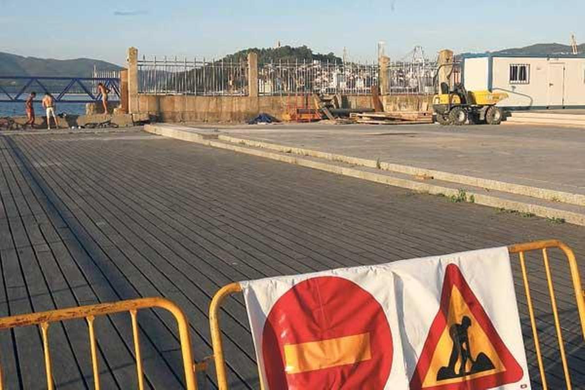 Cortado por obras el acceso peatonal al espigón del Náutico. La Autoridad Portuaria ha adoptado esta medida para facilitar los trabajos relacionados con la construcción de los duques de Alba que han permitido ampliar el atraque del muelle de Comercio. Estos pilotes, que se estrenarán el jueves con la triple escala prevista de cruceros, han obligado a realizar también pequeñas obras de adaptación sobre el espigón del Náutico, como la apertura de huecos para instalar norais.
Jesús de Arcos