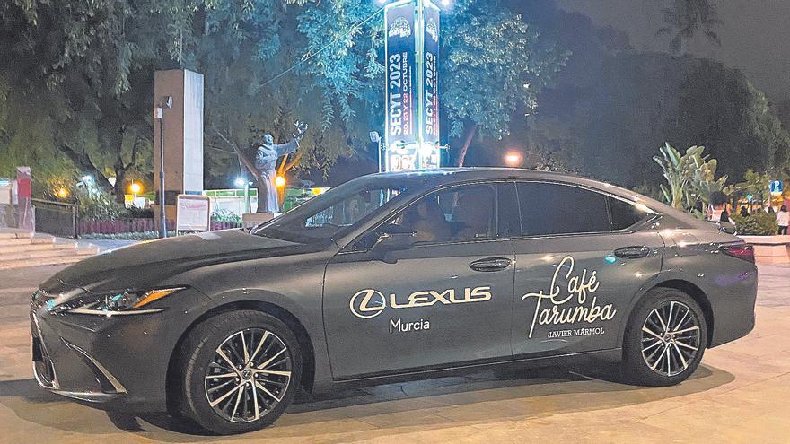 Lexus Murcia desfila en el “Café Tarumba” de Javier Mármol