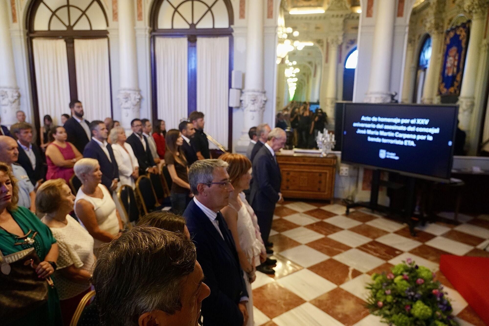  La emoción y la memoria, los momentos asociados al dolor, irrumpieron de regreso al alma de los presentes en el homenaje institucional a Martín Carpena celebrado en el Salón de los Espejos del Ayuntamiento de Málaga. En el mismo lugar en el que hace un cuarto de siglo estuvo situada la capilla ardiente en la que lo lloró su ciudad. 