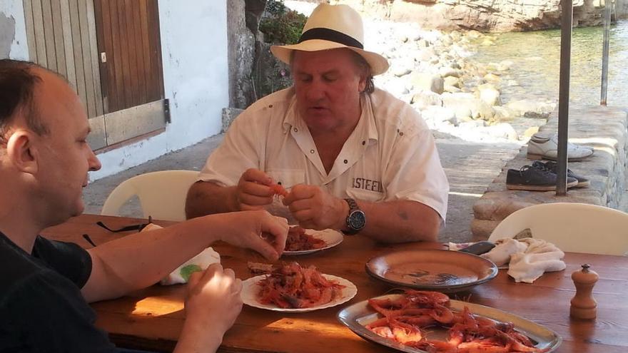 Depardieu menjant gambes.